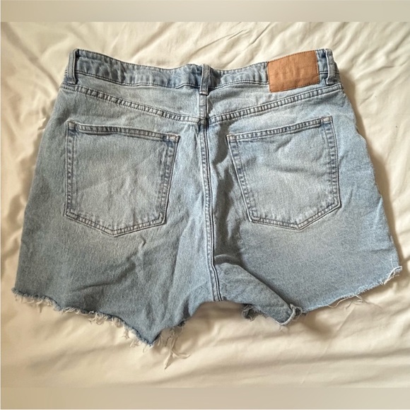 H&M high wasted cut-off shorts - Picture 3 of 3